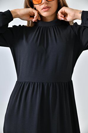 Siyah Dik Yaka Büzgü Detaylı Kat Kat Elbise