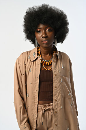 KADIN ÖNÜ TAŞ İŞLEMELİ TEK CEPLİ KARAMEL RENGİ GÖMLEK