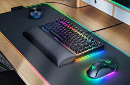 RAZER BLACKWIDOW V4 KLAVYE