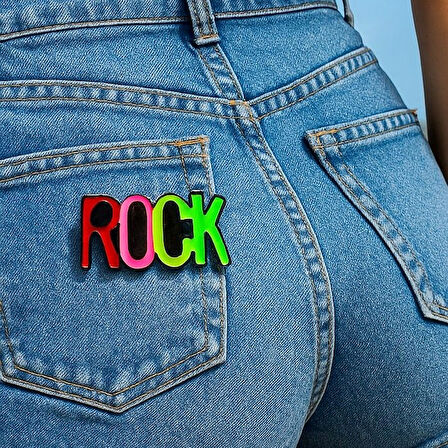 Rock Yazısı Şekilli Mine Boyalı El Yapımı Broş Yaka İğnesi