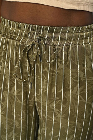 KADIN BELİ LASTİKLİ BOL PAÇA ÇİZGİLİ DESENLİ HAKİ RENK PANTOLON