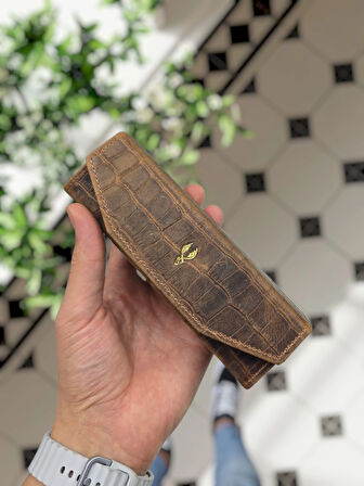 Visso 889 Eskitme Kahve Croco Gözlük Kılıfı İsme Özel Hakiki Dana Derisi İçi Kadife Mıknatıslı Kilit Kapaklı Çok Amaçlı Takı Ziynet Pırlanta Elmas İçin Deri Mini Kutu Her Model Gözlük Kılıfı Eskitme Kahve Croco