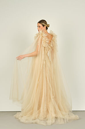 Ömür Inn Kadın Kolu Tül ve Otrişli Fiyonk Süslemeli Uzun Abiye Elbise 4118 Şampanya