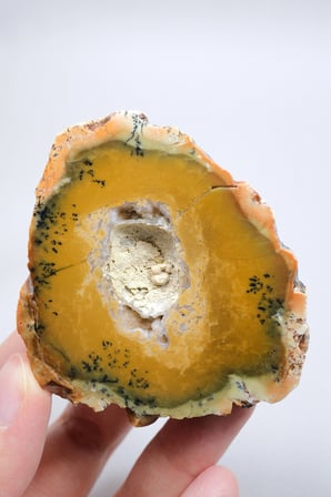Sarı Merlinit Jeot – Hardal ve Zeytin Dendritik Opal ile Orta Kısmında Druzy Boşluk, 117g