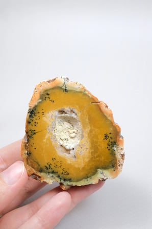 Sarı Merlinit Jeot – Hardal ve Zeytin Dendritik Opal ile Orta Kısmında Druzy Boşluk, 117g