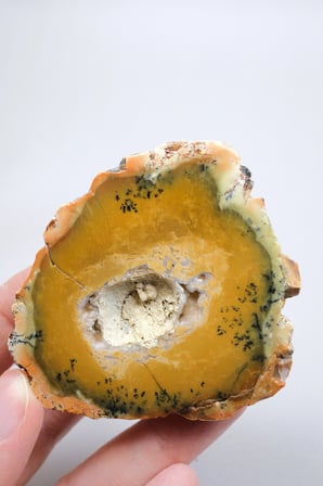 Sarı Merlinit Jeot – Hardal ve Zeytin Dendritik Opal ile Orta Kısmında Druzy Boşluk, 117g