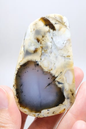 Nadir Renkli Merlinite Dilimi (İki Taraflı Cila Honey & Mavi Dendritik Opal) - Manzara Koleksiyon Taşı Numunesi (65g)