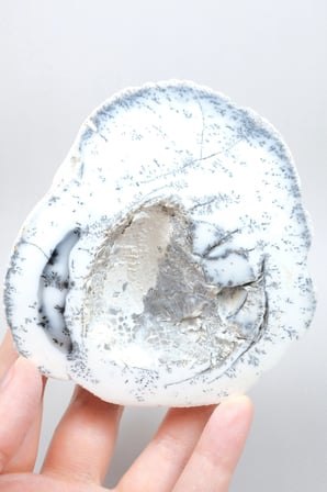 Mavi-Beyaz Dendritik Opal Levha – Şeffaf Buz-Mavi Çekirdek ile Doğal Matris Boşluğu ve Siyah Dendritler, 222g