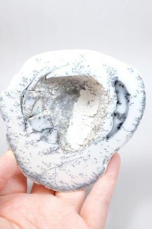 Mavi-Beyaz Dendritik Opal Levha – Şeffaf Buz-Mavi Çekirdek ile Doğal Matris Boşluğu ve Siyah Dendritler, 222g