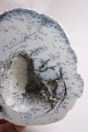 Mavi-Beyaz Dendritik Opal Levha – Şeffaf Buz-Mavi Çekirdek ile Doğal Matris Boşluğu ve Siyah Dendritler, 222g