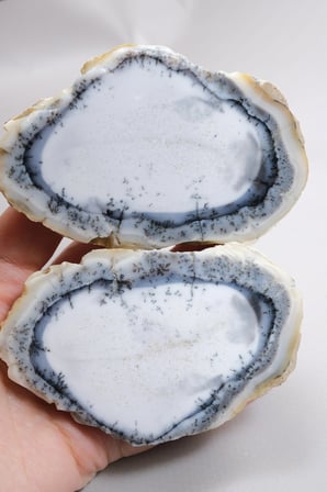 Beyaz ve Mavi Merlinit – Dumanlı Mavi Bantlı Dendritik Opal, 380g