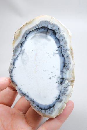 Beyaz ve Mavi Merlinit – Dumanlı Mavi Bantlı Dendritik Opal, 380g