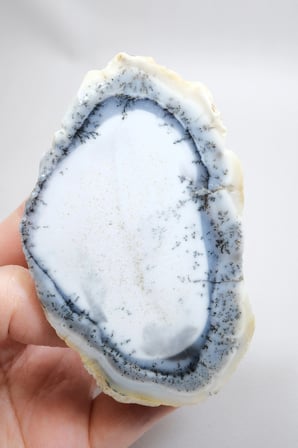 Beyaz ve Mavi Merlinit – Dumanlı Mavi Bantlı Dendritik Opal, 380g