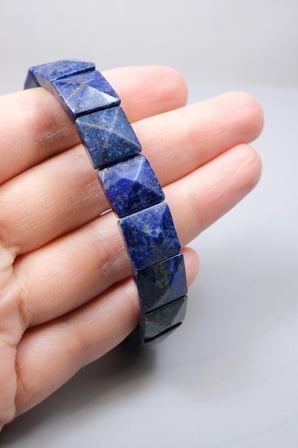 Kralların Asil Mavisi ve Bilgeliğin Işıltısı: Parlak Kare Kesim Lapis Lazuli Bileklik