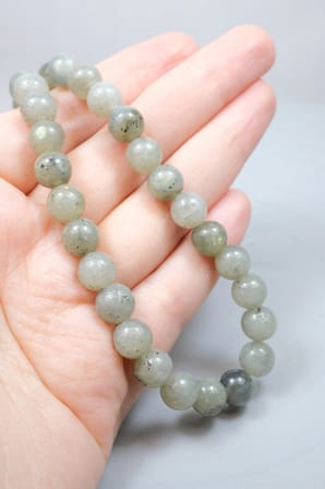 Kuzey Işıklarının Gizemi, Büyüleyici Yansımalar ve Mistik Güç: Parlak Gri Labradorit Küre Kesim 8mm Dizi