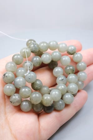 Kuzey Işıklarının Gizemi, Büyüleyici Yansımalar ve Mistik Güç: Parlak Gri Labradorit Küre Kesim 8mm Dizi