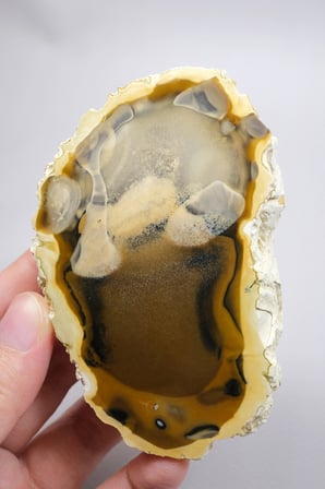 Amber ve Kahverengi Merlinit - Bal Dendritik Opal Yarım, Şeffaf Vurgular, 150g