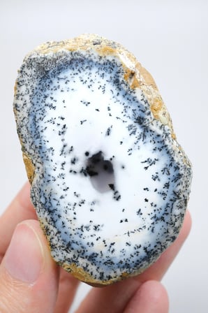 Mavi ve Kar Beyaz Merlinit - Dendritik Opal, 213g