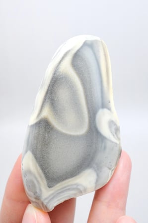 Toz Gri Merlinit Serbest Form Numune - Dumlu Gri ve Krem Dendritik Opal