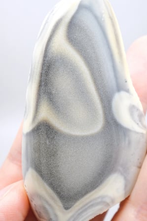 Toz Gri Merlinit Serbest Form Numune - Dumlu Gri ve Krem Dendritik Opal