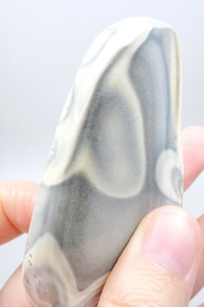 Toz Gri Merlinit Serbest Form Numune - Dumlu Gri ve Krem Dendritik Opal