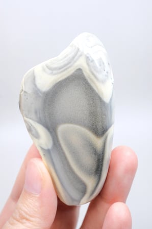 Toz Gri Merlinit Serbest Form Numune - Dumlu Gri ve Krem Dendritik Opal