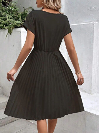 MDB Kadın Kısa Kollu Yakası Açık Belden Lastikli Pileli Kısa Ithal Krep Elbise