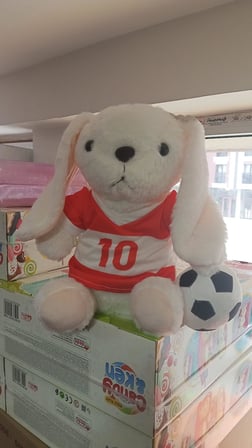 Oyuncak Peluş Kırmızı Beyaz Formalı Futbolcu Tavşan 45 cm