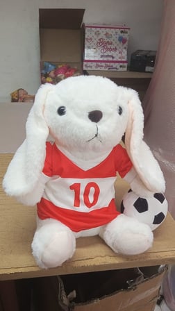 Oyuncak Peluş Kırmızı Beyaz Formalı Futbolcu Tavşan 45 cm