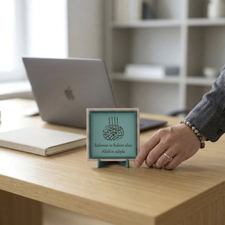 Besmele Yazılı Şık Dekoratif Hediyelik Obje, Manevi Değeri Yüksek Modern Masaüstü Aksesuarı 10x10 cm