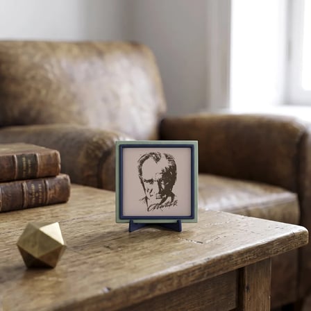 Modern Atatürk Portreli Masaüstü Objesi, Prestijli ve Sanatsal Odaklı Butik Hediye 10x10 cm