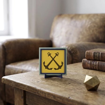 Deniz Temalı Çapraz Çapa Motifli Çağdaş Masaüstü Süs, Modern Dekorasyonu Tamamlayan Estetik 10x10 cm