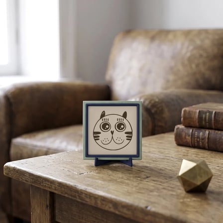 Çağdaş Tasarım Şaşkın Kedi Motifli Dekoratif Parça, Çalışma Masanız İçin Anlam Dolu Hediye 10x10 cm