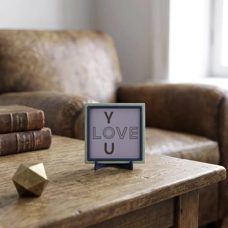 Love You Motifli Çağdaş Tasarım Masaüstü Objesi, Sevdiklerinize Armağan Edebileceğiniz Dekor 10x10cm