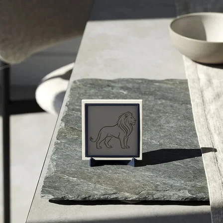 Ayakta Aslan Detaylı Modern Dekoratif Obje, Ev ve Ofise Karakter Katan Masaüstü Aksesuarı 10x10 cm
