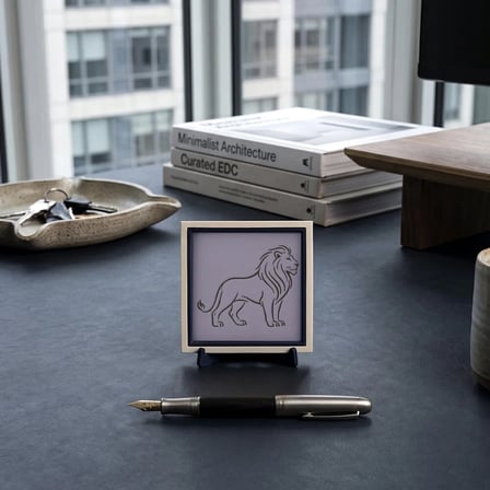 Ayakta Aslan Figürlü Zarif Dekoratif Aksesuar, Modern ve Asil Duruşuyla Çalışma Masası İçin 10x10 cm
