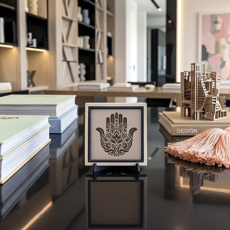Hamsa Tasarımlı Zarif Dekoratif Aksesuar, Modern ve Asil Duruşuyla Çalışma Masası İçin 10x10 cm