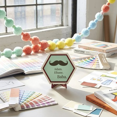 Bıyık Figürlü Modern Masaüstü Objesi, Ofis ve Çalışma Masaları İçin Karakterli Dekorasyon 10x10 cm