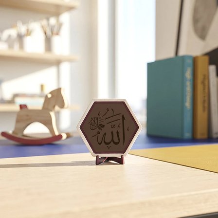 Allah Yazılı Modern Dekoratif Obje, Ev ve Ofis İçin Manevi Değer Taşıyan Şık Masaüstü Aksesuarı 10x10 cm