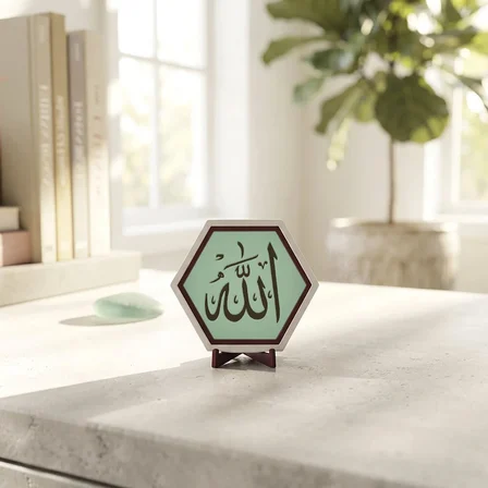 Kaligrafik Allah Yazılı Dekoratif Masaüstü Objesi, Yaşam Alanları İçin Estetik ve Anlamlı Hediye 10x10 cm