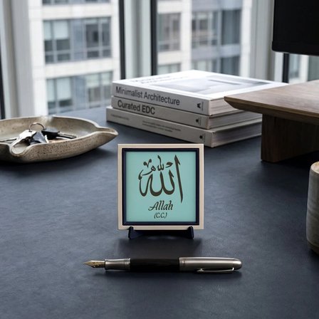 Sanatsal Hat Çizgili Allah (C.C.) Yazılı Butik Masaüstü Süsü, Özgün ve Estetik Tasarım 10x10 cm