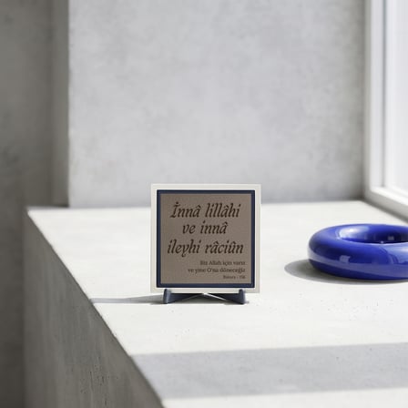 Gönül Huzuru Temalı Manevi Detay İnnâ Lillâhi Ve İnnâ İleyhi Râciün Hat Sanatı Masaüstü Dekor Masaüstü Aksesuarı (Minimalist) 10x10 cm