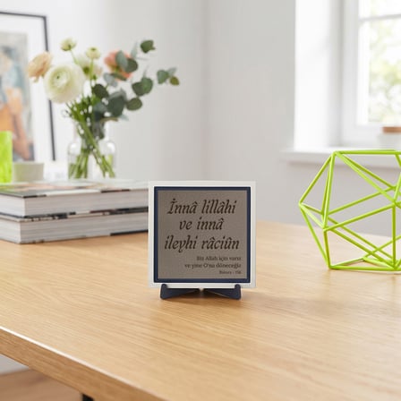 Gönül Huzuru Temalı Manevi Detay İnnâ Lillâhi Ve İnnâ İleyhi Râciün Hat Sanatı Masaüstü Dekor Masaüstü Aksesuarı (Minimalist) 10x10 cm