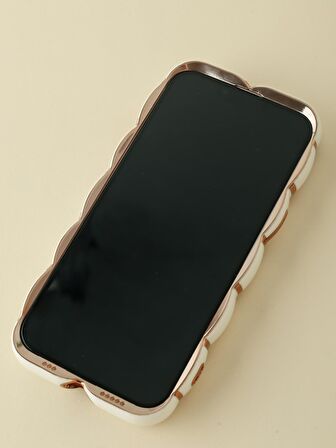 iPhone 13 Uyumlu Gold Detaylı Çizgili Beyaz Baklava Dilimli Puf Kılıf