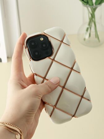 iPhone 14 Pro Uyumlu Gold Detaylı Çizgili Beyaz Baklava Dilimli Puf Kılıf