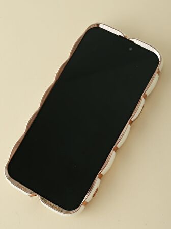 iPhone 14 Pro Uyumlu Gold Detaylı Çizgili Beyaz Baklava Dilimli Puf Kılıf