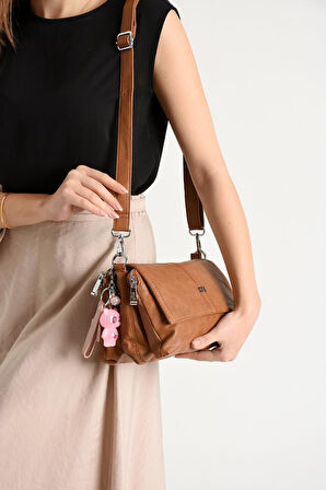 Y.S.Deri Kadın Postacı Çanta 28*18 Cm Vegan Deri Işıklı Aksesuar Charm Çapraz Askılı Omuz Çantası 