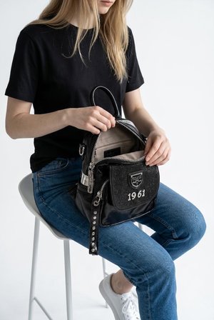 Kadın Sırt Çantası Taşlı Model Black-Silver 25*19 Cm Günlük Mini Sırt Çantası Fonksiyonel Kullanım