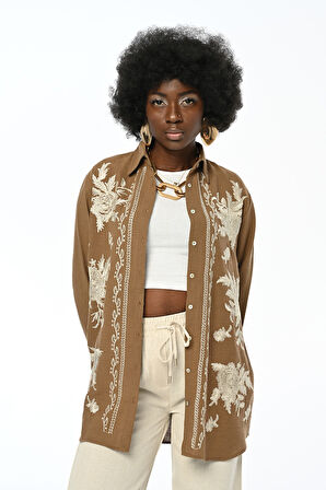 KADIN ÖNÜ ÇİÇEK NAKIŞ İŞLEMELİ DÜZ RENK GÖMLEK