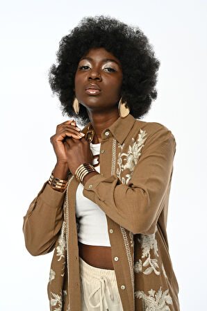 KADIN ÖNÜ ÇİÇEK NAKIŞ İŞLEMELİ DÜZ RENK GÖMLEK